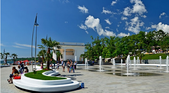 Панорамний вид на узбережжя Одеси з готелями вздовж набережної, блакитне Чорне море, пляжі з парасольками, сонячний літній день